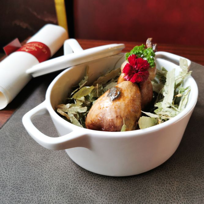 Getrüffelte Wachteln auf Lindenblütenblättern  - mit Zutaten & Rezept von Eric Menchon