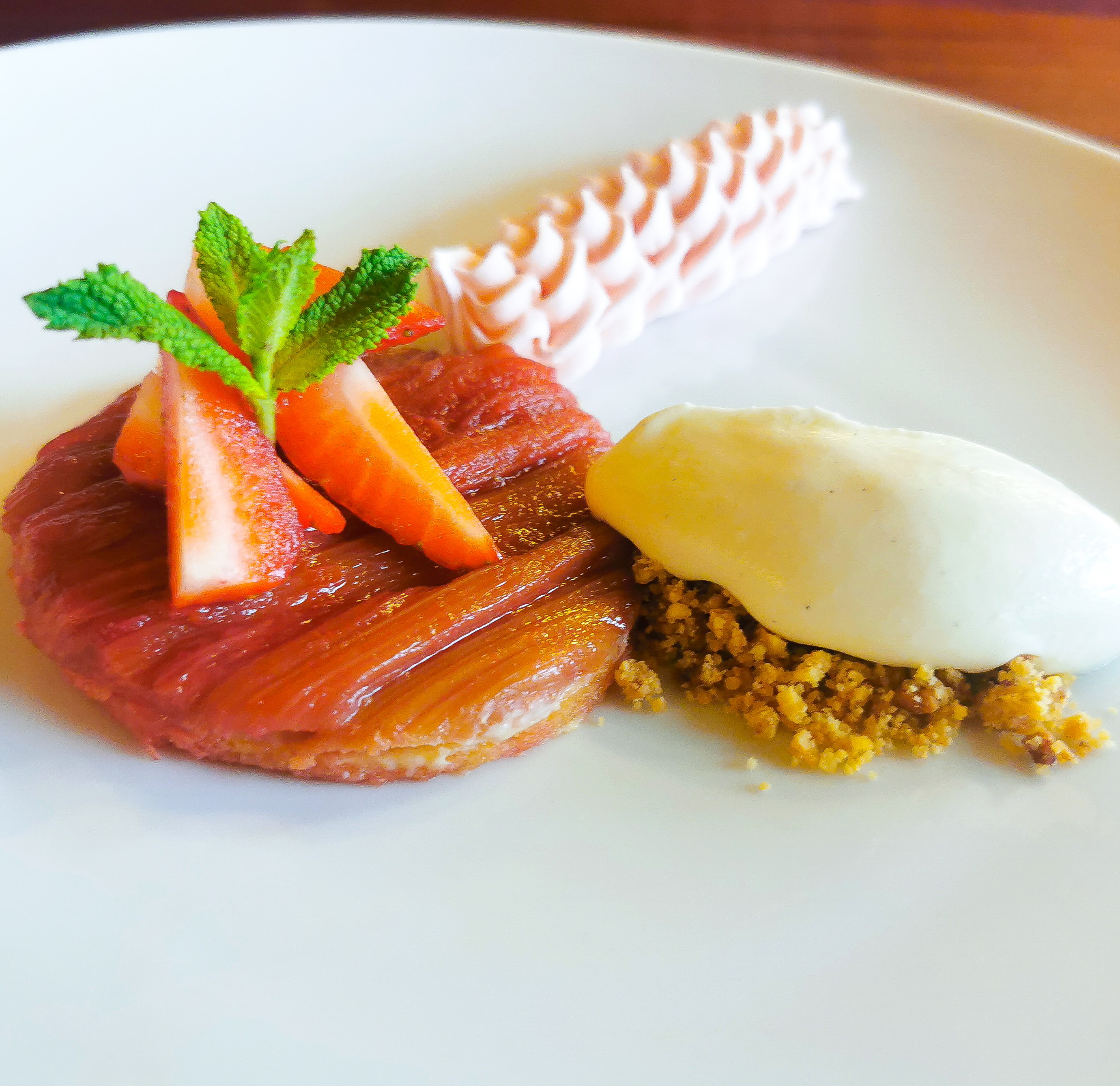 Rhabarber-Tartelette Dessert mit Joghurt Mousse