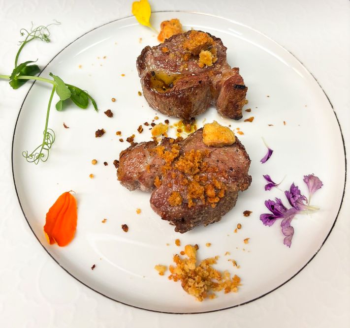 Salzwiesenlamm-Rücken mit Bohnenkraut Jus, Zitrus-Crumble und Pommes Pailles